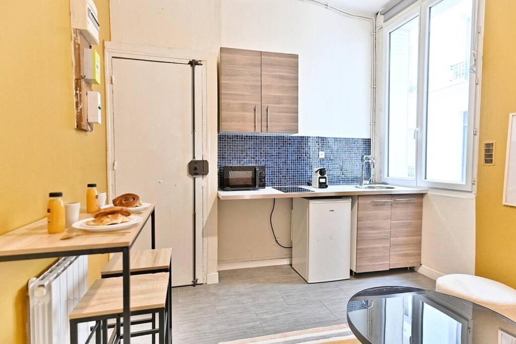 Convivial Montparnasse - Iii